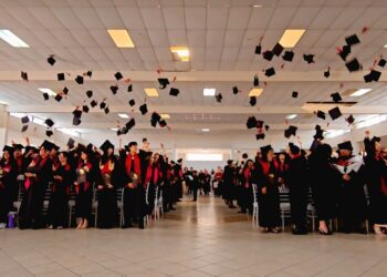 Egresan Mil 900 estudiantes de los Cecytez