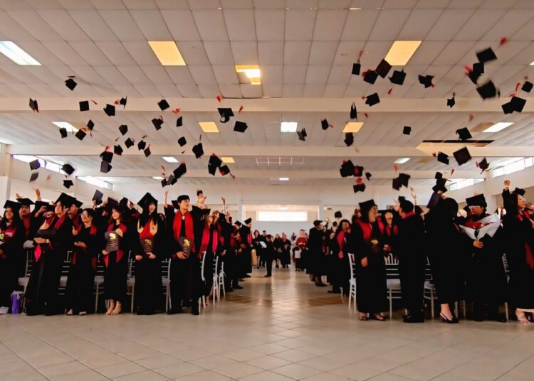 Egresan Mil 900 estudiantes de los Cecytez