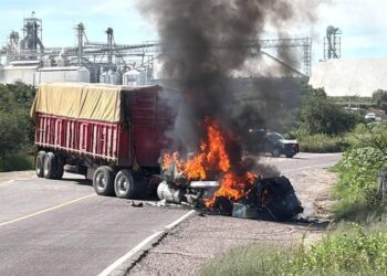 Bloqueo de carretera, quema de vehículos y ataques a tiendas Oxxo, en Aguscalientes