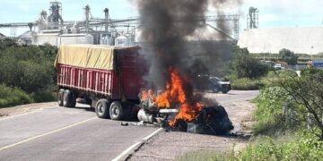 Bloqueo de carretera, quema de vehículos y ataques a tiendas Oxxo, en Aguscalientes