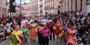 Lluvia de aplausos a más de 820 músicos en el inicio del Festival del Folclor Internacional