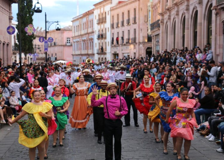 Lluvia de aplausos a más de 820 músicos en el inicio del Festival del Folclor Internacional