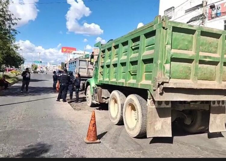 Materialistas de la CATEM, bloquean calles en Guadalupe; exigen participar en bacheo