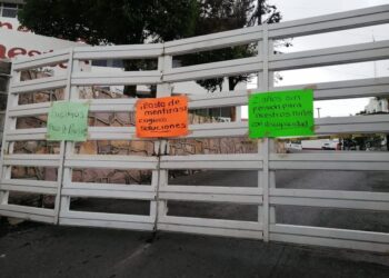 Madres de discapacitados bloquean oficina Bienestar; no pagan becas