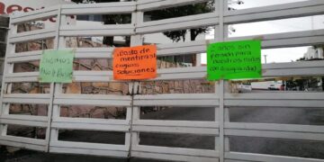 Madres de discapacitados bloquean oficina Bienestar; no pagan becas