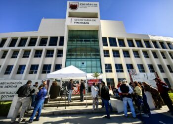 Gobierno excluye del pago a maestros de la 58 SNTE; hacen plantón en Finanzas