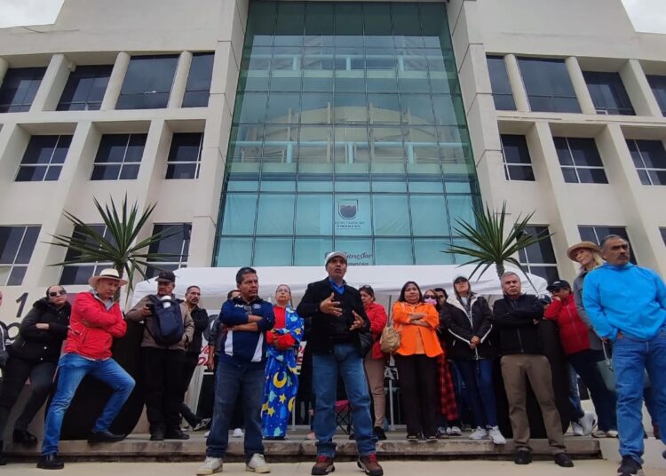 Gobierno estatal se cruza de brazos ante la falta de pago a maestros; sigue protesta