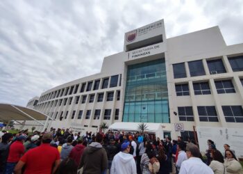 Maestros de la 58 del SNTE bloquearon bulevar y mantienen plantón en SEFIN