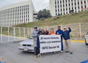 Gobierno estatal se cruza de brazos ante la falta de pago a maestros; sigue protesta