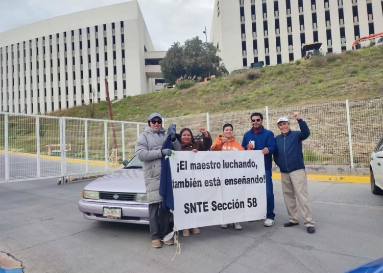 Gobierno estatal se cruza de brazos ante la falta de pago a maestros; sigue protesta