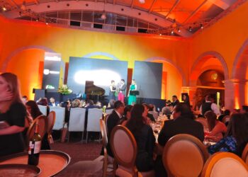 Gala de lujo en la presentación fundacional de AURUM