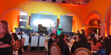 Gala de lujo en la presentación fundacional de AURUM