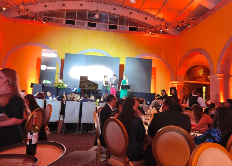 Gala de lujo en la presentación fundacional de AURUM