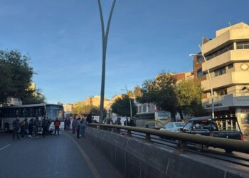 Maestros del Tecnológico Superior de Fresnillo bloquean bulevar en ambos sentidos; caos vial