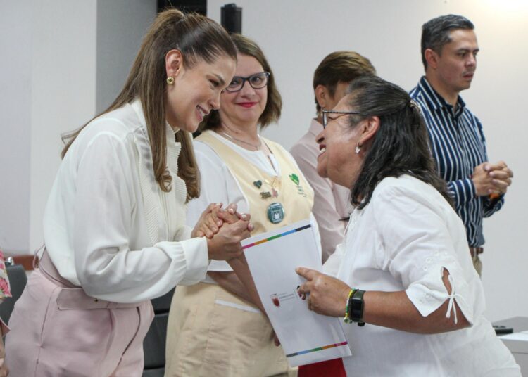 DIF Guadalupe genera conciencia preventiva y entrega sostenes oncológicos