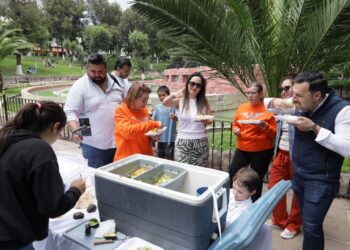 “Mercadito naranja” reúne a emprendedores e impulsa la economía local