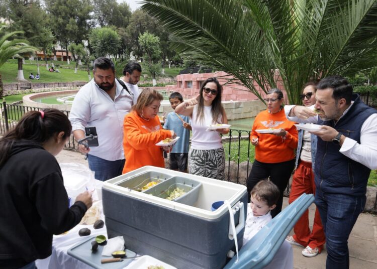 “Mercadito naranja” reúne a emprendedores e impulsa la economía local