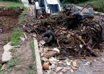 Retiran colchones, llantas y escombros de alcantarillas en Guadalupe