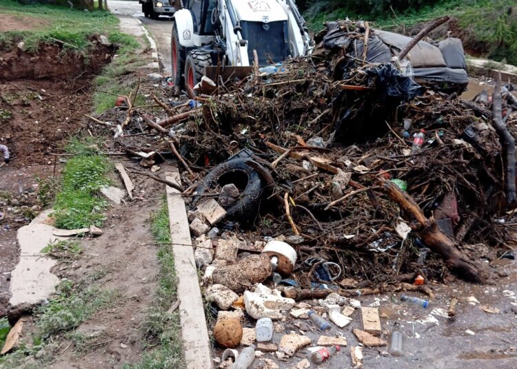 Retiran colchones, llantas y escombros de alcantarillas en Guadalupe