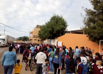 No hay maestro en escuela de El Bordo; familiares bloquean acceso