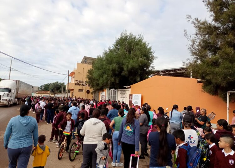 No hay maestro en escuela de El Bordo; familiares bloquean acceso