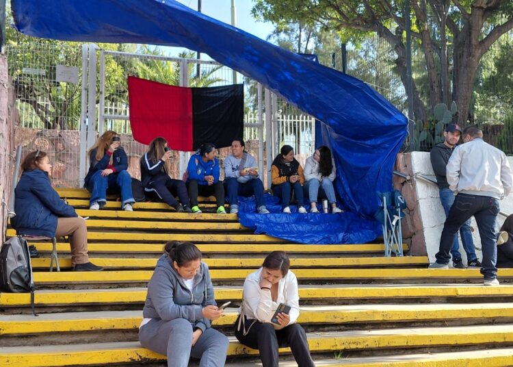 Maestros normalistas tomaron las instalaciones de la Secretaría de Educación; siguen incumplientos