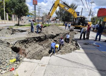Analizan ayuntamiento y expertos, solución integral al socavón en la García Salinas
