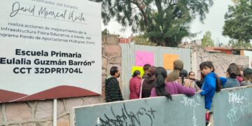 Padres de familia denuncian a niño agresor en la primaria Eulalia Guzmán y toman edificio