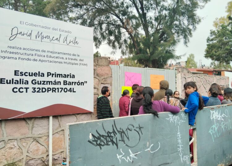 Padres de familia denuncian a niño agresor en la primaria Eulalia Guzmán y toman edificio