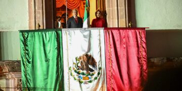 Abuchean al gobernador Monreal durante la celebración del Grito en Plaza de Armas