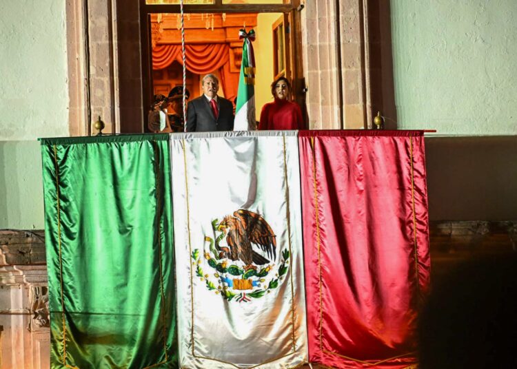 Abuchean al gobernador Monreal durante la celebración del Grito en Plaza de Armas