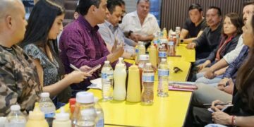 Pepe Saldívar atiende permanentemente problemática de comerciantes afectados por socavón