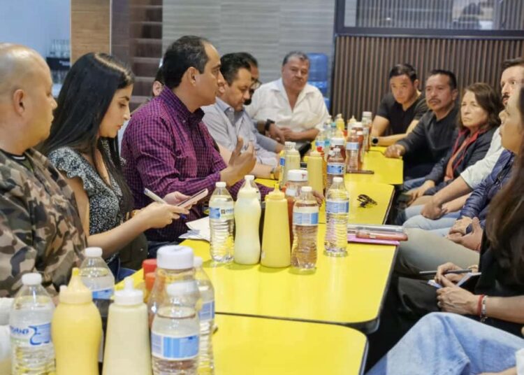 Pepe Saldívar atiende permanentemente problemática de comerciantes afectados por socavón