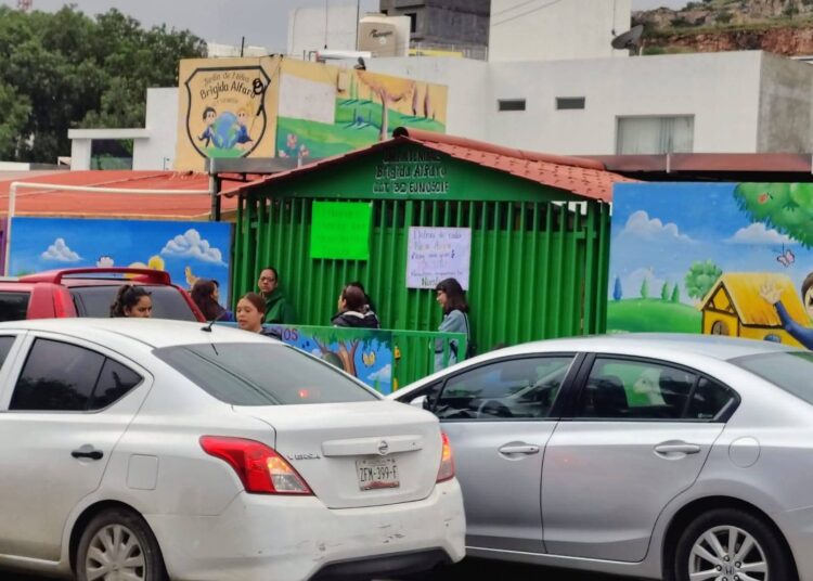No hay maestro ni personal de limpieza en el jardín de niños Brígida Alfaro; padres protestan