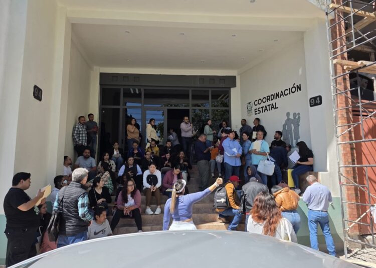 Más de 200 trabajadores suplentes quedan fuera de basificación IMSS-Bienestar; hay protestas