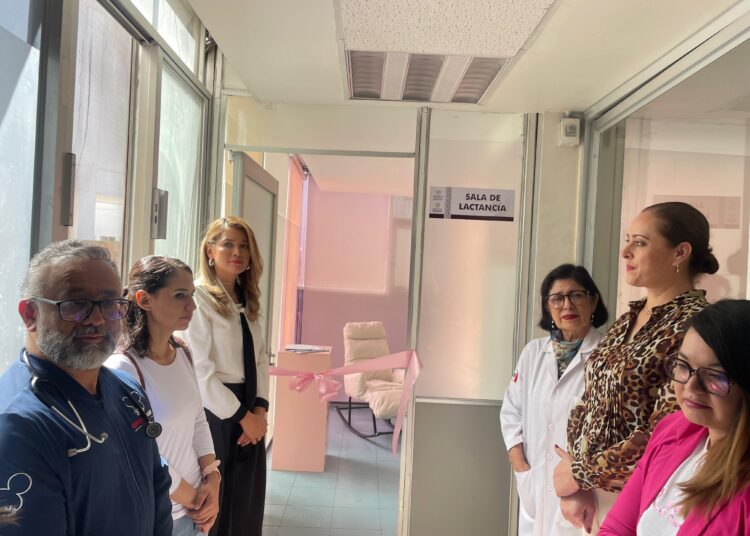 DIF Guadalupe dona sillón reposet a nueva Sala de Lactancia Issste