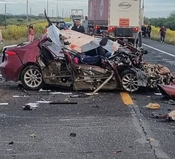 Muere una familia en choque frontal; cuatro fallecidos