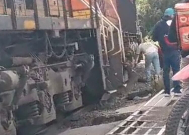 tren impacta a una persona y sobrevive