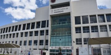 Docentes y trabajadores del FPLZ Bloquean acceso a Ciudad Administrativa; exigen pago a CENDI