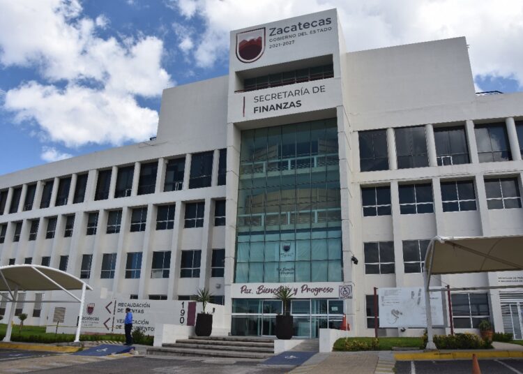 Docentes y trabajadores del FPLZ Bloquean acceso a Ciudad Administrativa; exigen pago a CENDI