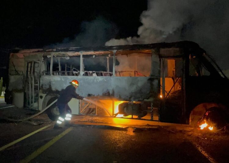 Queman 37 vehículos en 11 municipios zacatecanos, previo a comparecencia de secretario de Seguridad