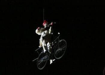 “Pedaleando en el Cielo” espectáculo con el que inicia el Festival Internacional de Teatro de Calle