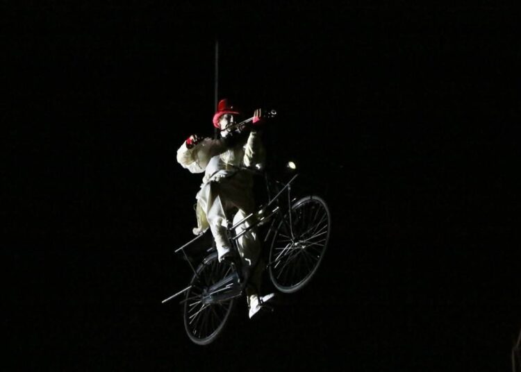 “Pedaleando en el Cielo” espectáculo con el que inicia el Festival Internacional de Teatro de Calle