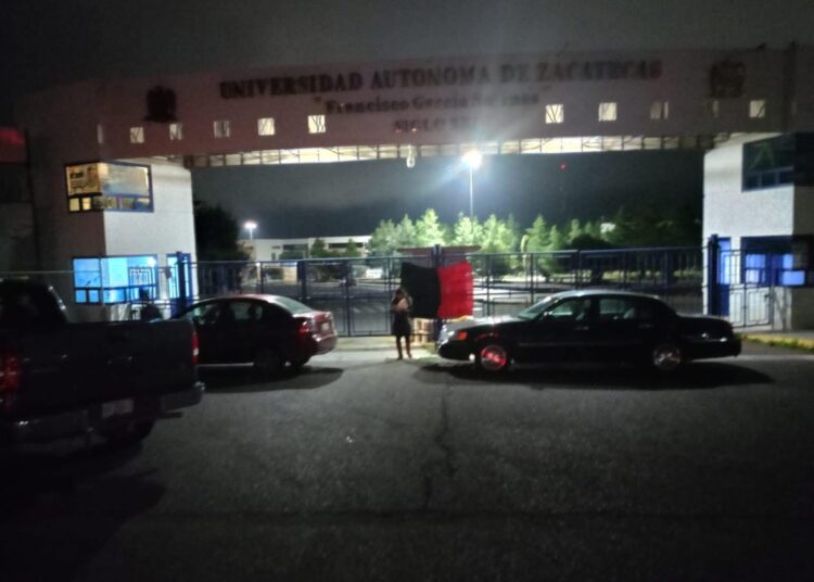 Estudiantes bloquean UAZ Siglo XXI en demanda de clases; hartazgo por conflicto en Agronomía