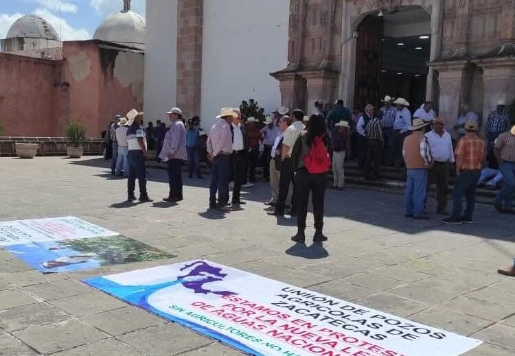 Agricultores piden apoyo a diputados para frenar Ley General de Aguas; afectará al campo