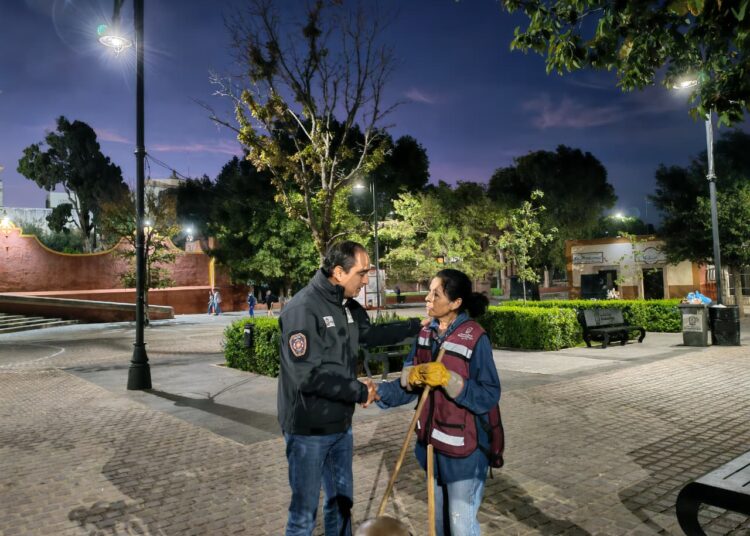 Supervisa alcalde guadalupense limpieza del Jardín Juarez e iluminación