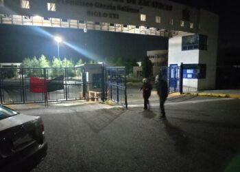 Docentes cuelgan banderas rojinegras en la UAZ; se prolonga crisis laboral