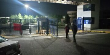 Docentes cuelgan banderas rojinegras en la UAZ; se prolonga crisis laboral