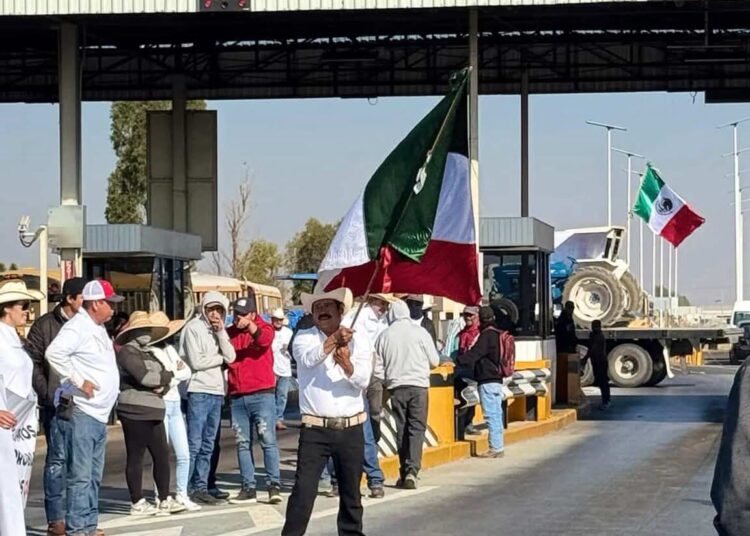 Jornaleros zacatecanos se suman a paro nacional y bloquean caseta