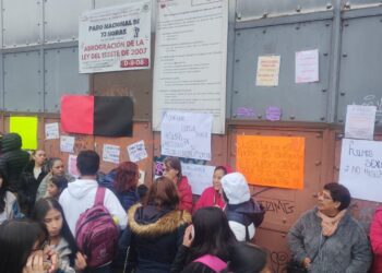 Padres de familia de la Técnica 1 colapsan el bulevar; hay un problema de pornografía infantil